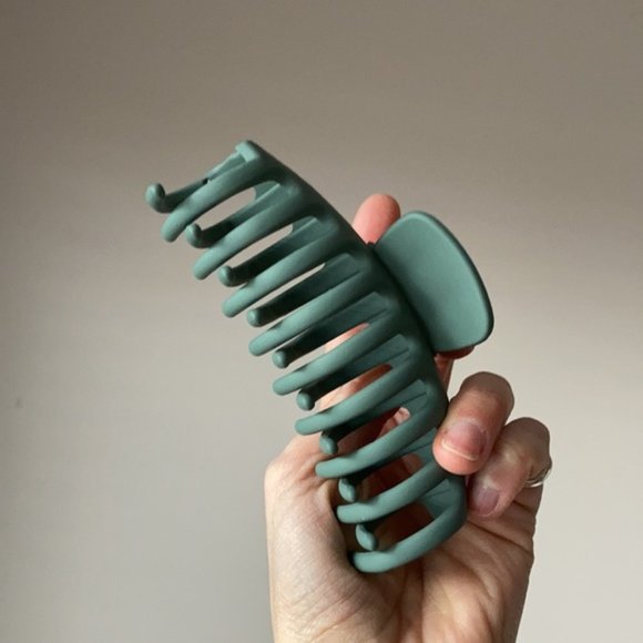 FREE Large claw clip - Picture 9 of 10